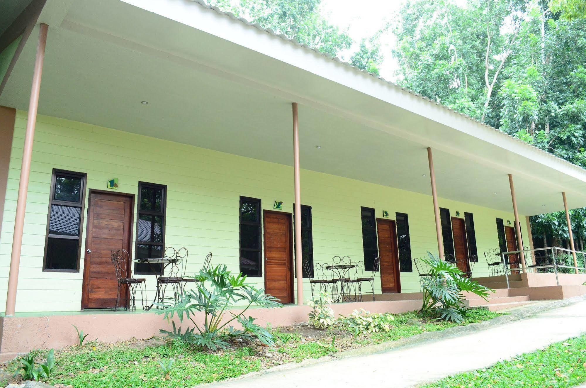 Reddoorz Premium @ Ouan'S The Farm Resort Lucena Exterior photo