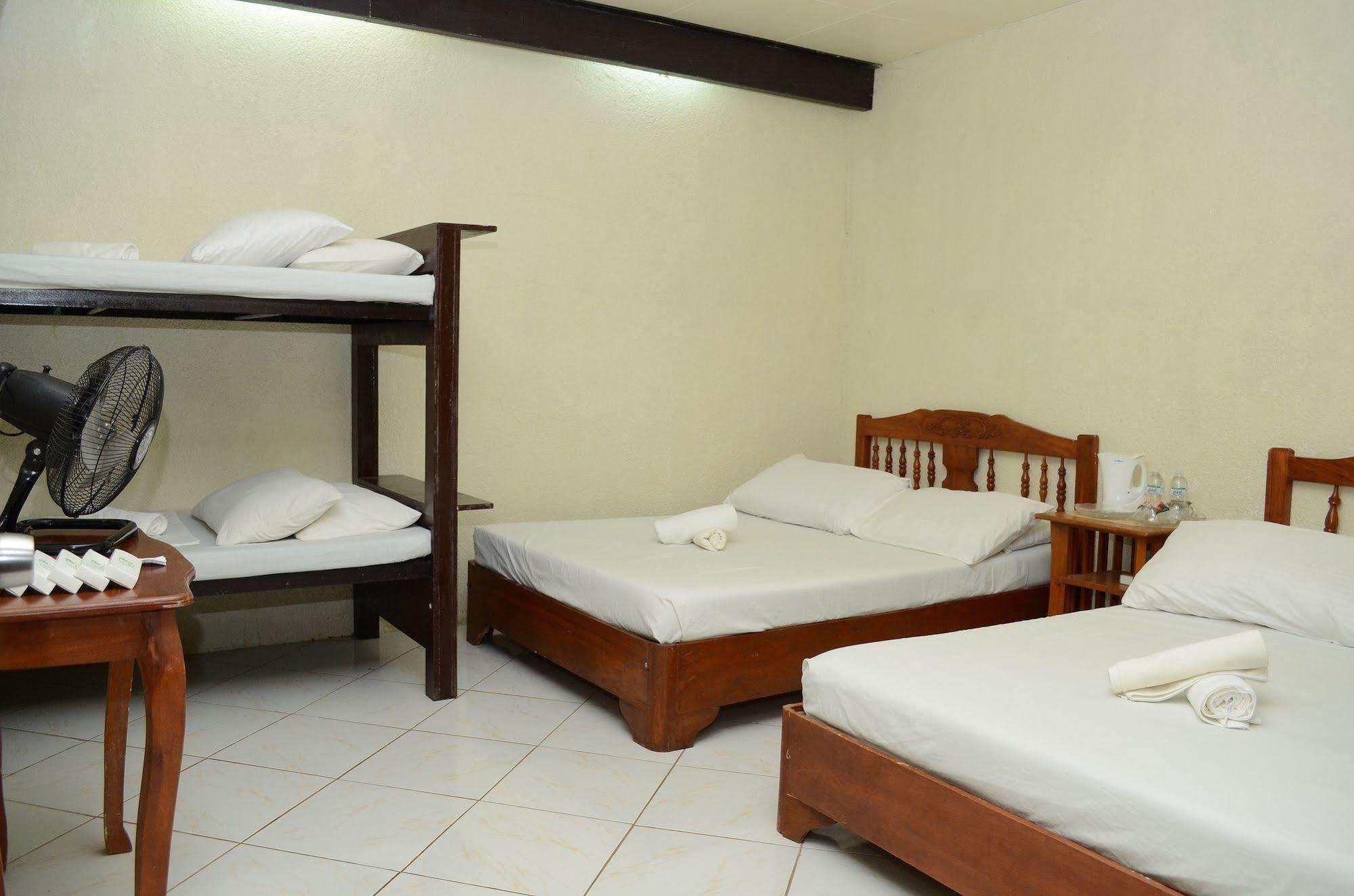 Reddoorz Premium @ Ouan'S The Farm Resort Lucena Exterior photo
